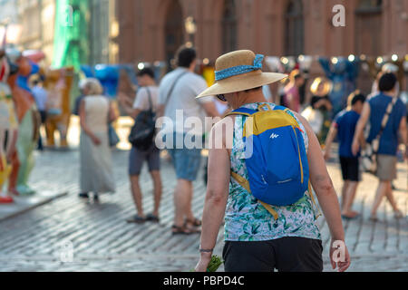 RIGA, Lettonia - 26 luglio 2018: United Buddy Bears mostra. Città di residenti e turisti stanno guardando e fotografando la mostra presso il vecchio di Foto Stock