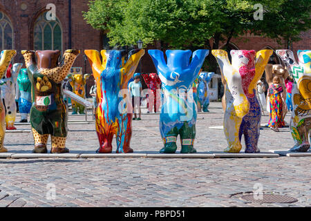 RIGA, Lettonia - 27 luglio 2018: United Buddy Bears mostra. Città di residenti e turisti stanno guardando e fotografando la mostra presso il vecchio di Foto Stock