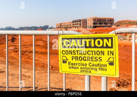 Costruzione sito appartamenti di nuova costruzione in corso con nessun segno di entrata sulla recinzione perimetrale. Foto Stock