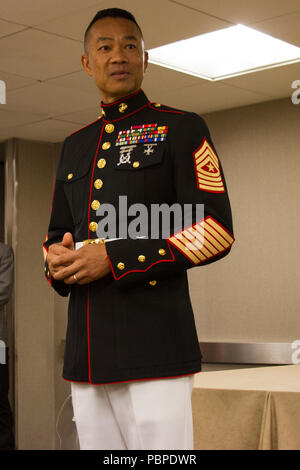 Marine Corps Reclutamento del comando sergente magg. Mike Lanpolsaen parla agli Stati Uniti di Rugby dei membri del team e del personale durante un incontro e saluto l'Hyatt Regency hotel in San Francisco, 19 giugno 2018. Quest'anno, il Marine Corps hanno partecipato alla Coppa del Mondo di Rugby Sevens come parte del suo partenariato con Stati Uniti Rugby. Giocatori di Rugby tendono a condividere il lo spirito di lotta realizzata in Marines e collaborando con USA Rugby, il National Governing Body per lo sport in America, il Marine Corps raggiungerà una ampia sezione trasversale di alta scuola e la collegiata-di età compresa tra i giocatori di rugby come pure un sempre crescente influencer rete di c Foto Stock