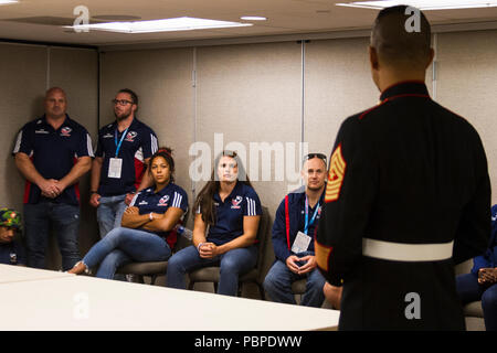 Marine Corps Reclutamento del comando sergente magg. Mike Lanpolsaen parla agli Stati Uniti di Rugby dei membri del team e del personale durante un incontro e saluto l'Hyatt Regency hotel in San Francisco, 19 giugno 2018. Quest'anno, il Marine Corps hanno partecipato alla Coppa del Mondo di Rugby Sevens come parte del suo partenariato con Stati Uniti Rugby. Giocatori di Rugby tendono a condividere il lo spirito di lotta realizzata in Marines e collaborando con USA Rugby, il National Governing Body per lo sport in America, il Marine Corps raggiungerà una ampia sezione trasversale di alta scuola e la collegiata-di età compresa tra i giocatori di rugby come pure un sempre crescente influencer rete di c Foto Stock