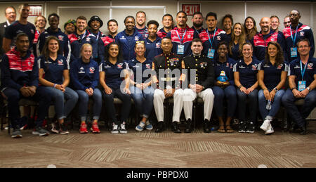 Marine Corps Reclutamento del comando sergente magg. Mike Lanpolsaen e Capt. Andrew Herbert posano per una foto con il Rugby USA i membri del team e del personale durante un incontro e saluto l'Hyatt Regency hotel in San Francisco, 19 giugno 2018. Quest'anno, il Marine Corps hanno partecipato alla Coppa del Mondo di Rugby Sevens come parte del suo partenariato con Stati Uniti Rugby. Giocatori di Rugby tendono a condividere il lo spirito di lotta realizzata in Marines e collaborando con USA Rugby, il National Governing Body per lo sport in America, il Marine Corps raggiungerà una ampia sezione trasversale di alta scuola e la collegiata-di età compresa tra i giocatori di rugby come pure un Foto Stock