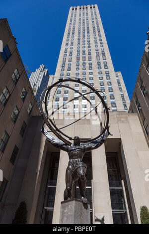 Atlas statua che si trova nella parte anteriore del Rockefeller Center di New York, Stati Uniti d'America Foto Stock