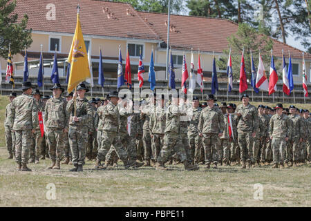 Brig. Gen. Christopher LaNeve, comandante generale, 7 Esercito di formazione comando, Col. Patrick J. Ellis, 79il colonnello del Reggimento, Col. Thomas M., Hough ottantesimo il colonnello del Reggimento e il Mag. Jeremy Volo, delegato, 2d reggimento di cavalleria, condurre un pass e la revisione delle truppe durante la modifica del comando cerimonia alla caserma di Rose, Germania, 20 luglio 2018. .(Stati Uniti Foto dell'esercito da 1Lt. Ellen C. Brabo, 2d della Cavalleria Foto Stock