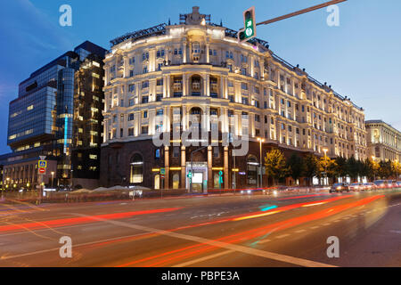 Edifici sulla Tverskaya Street illuminata al crepuscolo. Mosca, Russia. Foto Stock