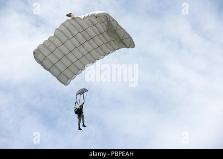 180719-N-OL640-0428 'OPAE'ULA, Hawaii (Luglio 19, 2018) - Un membro della Marina Indiana Commando forza realizza una ad alta altitudine basso salto di apertura durante il cerchio del Pacifico (RIMPAC) Esercizio, 19 luglio. Venticinque nazioni, 46 navi, cinque sommergibili e circa 200 aerei e 25.000 personale partecipano RIMPAC dal 27 giugno al 2 agosto in e intorno alle Isole Hawaii e la California del Sud. Il più grande del mondo marittimo internazionale esercitazione RIMPAC offre una singolare opportunità di formazione promuovendo e sostenendo le relazioni cooperative tra i partecipanti sono fondamentali per garantire Foto Stock