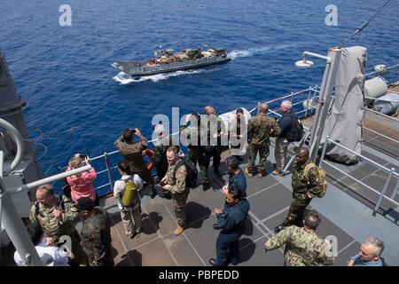 180720-N-GX781-0206 MAR DEI CARAIBI (20 luglio 2018) Illustri visitatori osservare una landing craft utility attaccato al gruppo Beachmaster 2 durante un tour di Whidbey Island-Class Dock Landing Ship USS Gunston Hall (LSD 44). La nave è sul supporto di distribuzione i mari del sud, che è un annuale Distribuzione collaborativa NEGLI STATI UNITI Comando Sud area di responsabilità nel caso in cui un gruppo di attività saranno distribuite a condurre una serie di esercizi e di scambi internazionali per migliorare l'interoperabilità, aumentare la stabilità regionale e creare e mantenere relazioni a livello regionale con i paesi di tutto il re Foto Stock