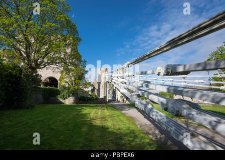 Cavi metallici a Conwy ponte di sospensione. Una famosa caratteristica della città di Conwy in Galles del Nord, Regno Unito. Foto Stock