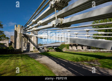 Cavi metallici a Conwy ponte di sospensione. Una famosa caratteristica della città di Conwy in Galles del Nord, Regno Unito. Foto Stock