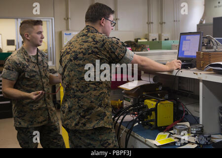 Sgt. Justin W. Ivie, destra e Cpl. Davis E. Steiner, sinistra, calibrare un veicolo automatizzato sistema diagnostico a Camp Kinser, Okinawa, in Giappone il 23 luglio 2018. Per una corretta calibrazione del sistema consente di Marines per identificare correttamente i problemi con i veicoli in tutta la terza Marine Logistics Group. Ivie e Steiner sono misure di test e per apparecchiature di diagnostica con i tecnici di manutenzione elettronica azienda logistica di combattimento del reggimento di 35, 3° MLG. Ivie è un nativo di Oviedo, Florida. Steiner è un nativo di Atlanta, Georgia. (U.S. Marine Corps photo by Lance Cpl. Armando Elizalde) Foto Stock