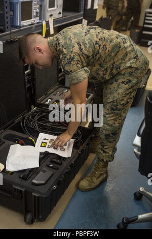 Cpl. Davis E. Steiner prepara un kit contenente un veicolo automatizzato sistema diagnostico a Camp Kinser, Okinawa, in Giappone, 23 luglio, 2018. Il kit contiene le apparecchiature utilizzate per identificare i problemi con un veicolo. Steiner, nativo di Atlanta in Georgia, è un tecnico di calibrazione con elettronica di società di manutenzione, logistica di combattimento reggimento 35, terzo Marine Logistics Group. (U.S. Marine Corps photo by Lance Cpl. Armando Elizalde) Foto Stock