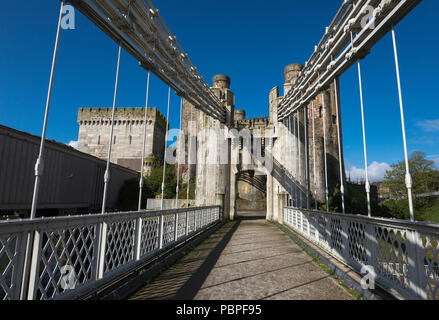 Vista del Conwy Castle dalla fine del famoso ponte di sospensione, Conwy, Galles del Nord, Regno Unito. Foto Stock
