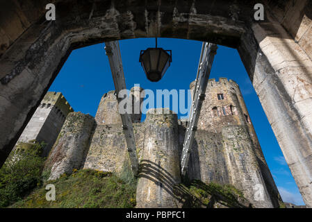 Vista del Conwy Castle dalla fine del famoso ponte di sospensione, Conwy, Galles del Nord, Regno Unito. Foto Stock
