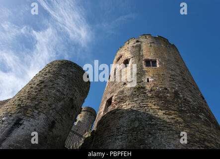 Cerca fino a torri rotonde di Conwy Castle nel Galles del Nord, Regno Unito. Foto Stock