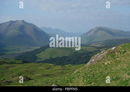 La Munro Ben Starav, Loch Etive e il Corbett Beinn Trilleachan dalla sommità del Beinn Maol Chaluim in Glen Etive, Highlands scozzesi, Scozia, Foto Stock