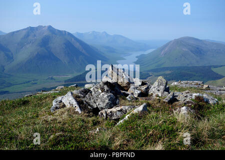 Il Munro ben Starav, Loch Etive e il Corbett Beinn Trileachan dalla cima di Beinn Maol Chaluim a Glen Etive, Highlands scozzesi, Scozia. REGNO UNITO. Foto Stock