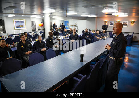 180720-N-XT273-218 mare mediterraneo (Luglio 20, 2018) Senior Chief Hospital Corpsman Mark colloqui di ritardo sulla gestione dello stress durante il cavalletto di sicurezza-giù a bordo del Blue Ridge-class di comando e di controllo nave USS Mount Whitney (LCC 20) nel Mare Mediterraneo, 20 luglio 2018. Il Monte Whitney, distribuita a Gaeta, Italia, opera con un equipaggio combinato di U.S. I marinai della marina militare e mare comando sollevamento servizio civile naviganti. (U.S. Foto di Marina di Massa lo specialista di comunicazione 1a classe Justin Stumberg/rilasciato) Foto Stock