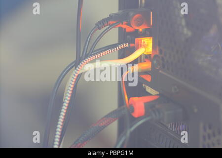 Computer PC retro internet LAN via cavo porta HDMI e VGA con molti altri cavo USB collegare. Foto Stock