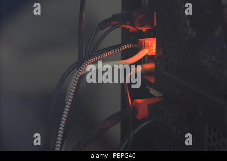 Computer PC retro internet LAN via cavo porta HDMI e VGA con molti altri cavo USB collegare. Foto Stock