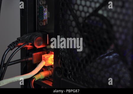 Computer PC retro internet LAN via cavo porta HDMI e VGA con molti altri cavo USB collegare. Foto Stock