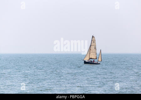 Piccolo yacht della vela sul Tamigi vicino a Westcliff on Sea su una calda giornata di luglio Foto Stock