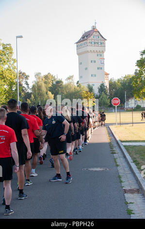 Brig. Gen. Christopher LaNeve, Comandante generale per la settima Esercito di formazione comando, saluta i soldati alla fine dell'unità eseguire Luglio 25, 2018 a Grafenwoehr, Germania. Questo è il primo team-building evento sin dalla U.S. Esercito Europa ristrutturato la sua missione il comando relazioni di questa estate, come il 173rd Brigata Aerea, il 2° reggimento di cavalleria e il dodicesimo combattere la Brigata Aerea vengono riallineate sotto il settimo Esercito di formazione comando. La missione del comando ristrutturazione viene condotta per migliorare l'efficacia e la prontezza di U.S. Dell'esercito con base in Europa brigate di combattimento. (U.S. Esercito Foto di Foto Stock