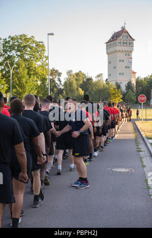 Brig. Gen. Christopher LaNeve, Comandante generale per la settima Esercito di formazione comando, saluta i soldati alla fine dell'unità eseguire Luglio 25, 2018 a Grafenwoehr, Germania. Questo è il primo team-building evento sin dalla U.S. Esercito Europa ristrutturato la sua missione il comando relazioni di questa estate, come il 173rd Brigata Aerea, il 2° reggimento di cavalleria e il dodicesimo combattere la Brigata Aerea vengono riallineate sotto il settimo Esercito di formazione comando. La missione del comando ristrutturazione viene condotta per migliorare l'efficacia e la prontezza di U.S. Dell'esercito con base in Europa brigate di combattimento. (U.S. Foto dell'esercito da K Foto Stock