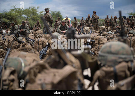 180722-N-VR594-1096 KONA, HAWAII (Luglio 22, 2018) Marines e militari da Sua Maestà delle Forze Armate, Tonga, prepararsi a discostarsi dalla spiaggia di Kona, Hawaii, per il Royal Australian Navy atterraggio elicottero nave dock HMAS Adelaide (L01), dopo il completamento di esercizi a Pohakuloa Area Formazione durante il cerchio del Pacifico (RIMPAC) Esercizio, 22 luglio. Venticinque nazioni, 46 navi, cinque sommergibili e circa 200 aerei e 25.000 personale partecipano RIMPAC dal 27 giugno al 2 agosto in e intorno alle Isole Hawaii e la California del Sud. Il più grande del mondo marittimo internazionale Foto Stock