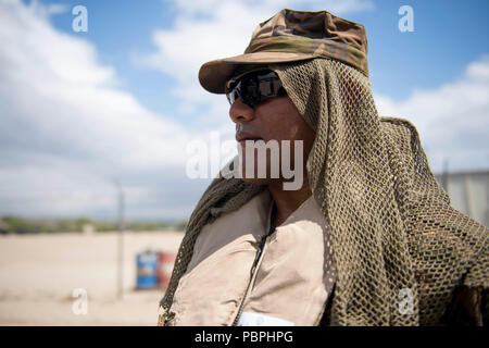 180722-N-VR594-1168 KONA, HAWAII (Luglio 22, 2018) Tongan Caporale Richard Vakameilalo, assegnato a Sua Maestà delle Forze Armate, schede un assalto veicolo anfibio dopo il completamento di esercizi a Pohakuloa Area Formazione durante il cerchio del Pacifico (RIMPAC) Esercizio, 22 luglio. Venticinque nazioni, 46 navi, cinque sommergibili e circa 200 aerei e 25.000 personale partecipano RIMPAC dal 27 giugno al 2 agosto in e intorno alle Isole Hawaii e la California del Sud. Il più grande del mondo marittimo internazionale esercitazione RIMPAC offre una singolare opportunità di formazione promuovendo e sus Foto Stock