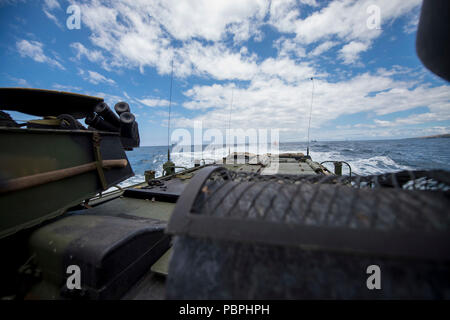 180722-N-VR594-1201 KONA, HAWAII (22 luglio 2018) un assalto veicolo anfibio, assegnato al Combat Assault Company, 3° Reggimento Marine, si diparte la Royal Australian Navy atterraggio elicottero nave dock HMAS Adelaide (L01), durante il cerchio del Pacifico (RIMPAC) Esercizio, 22 luglio. Venticinque nazioni, 46 navi, cinque sommergibili e circa 200 aerei e 25.000 personale partecipano RIMPAC dal 27 giugno al 2 agosto in e intorno alle Isole Hawaii e la California del Sud. Il più grande del mondo marittimo internazionale esercitazione RIMPAC offre una singolare opportunità di formazione promuovendo e Foto Stock