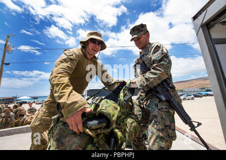 180722-N-VR594-1320 KONA, HAWAII (Luglio 22, 2018) di un Marine e un membro dell'Esercito Australiano spostare apparecchiature dopo il completamento di esercizi a Pohakuloa Area Formazione durante il cerchio del Pacifico (RIMPAC) Esercizio, 22 luglio. Venticinque nazioni, 46 navi, cinque sommergibili e circa 200 aerei e 25.000 personale partecipano RIMPAC dal 27 giugno al 2 agosto in e intorno alle Isole Hawaii e la California del Sud. Il più grande del mondo marittimo internazionale esercitazione RIMPAC offre una singolare opportunità di formazione promuovendo e sostenendo le relazioni cooperative tra i partecipanti c Foto Stock