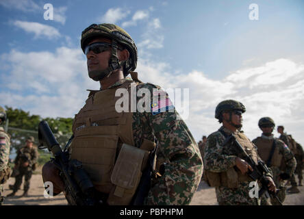 180722-N-VR594-1383 KONA, HAWAII (Luglio 22, 2018) Royal malese esercito sergente Sadlifahmi Sulaiman si prepara a bordo di un assalto veicolo anfibio, assegnato al Combat Assault Company, 3° Reggimento Marine, esercizi seguenti a Pohakuloa Area Formazione durante il cerchio del Pacifico (RIMPAC) Esercizio, 22 luglio. Venticinque nazioni, 46 navi, cinque sommergibili e circa 200 aerei e 25.000 personale partecipano RIMPAC dal 27 giugno al 2 agosto in e intorno alle Isole Hawaii e la California del Sud. Il più grande del mondo marittimo internazionale esercitazione RIMPAC fornisce un unico della formazione Foto Stock