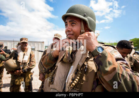 180722-N-VR594-1521 KONA, HAWAII (Luglio 22, 2018) Tongan Caporale David Mafuataimi, assegnato a Sua Maestà delle Forze Armate, si prepara a bordo di un assalto veicolo anfibio dopo il completamento di esercizi a Pohakuloa Area Formazione durante il cerchio del Pacifico (RIMPAC) Esercizio, 22 luglio. Venticinque nazioni, 46 navi, cinque sommergibili e circa 200 aerei e 25.000 personale partecipano RIMPAC dal 27 giugno al 2 agosto in e intorno alle Isole Hawaii e la California del Sud. Il più grande del mondo marittimo internazionale esercitazione RIMPAC offre una singolare opportunità di formazione mentre fos Foto Stock