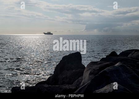 180722-N-VR594-1526 KONA, HAWAII (Luglio 22, 2018) Royal Australian Navy atterraggio elicottero nave dock HMAS Adelaide (L01) vele al largo della costa di Kona, Hawaii, in attesa di ritirare le truppe seguenti esercizi a Pohakuloa Area Formazione durante il cerchio del Pacifico (RIMPAC) Esercizio, 22 luglio. Venticinque nazioni, 46 navi, cinque sommergibili e circa 200 aerei e 25.000 personale partecipano RIMPAC dal 27 giugno al 2 agosto in e intorno alle Isole Hawaii e la California del Sud. Il più grande del mondo marittimo internazionale esercitazione RIMPAC offre una singolare opportunità di formazione mentre fost Foto Stock