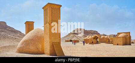 YAZD, IRAN - 18 ottobre 2017: Panorama di zoroastriana sito archeologico - Antiche sepolture complesso di torri di silenzio con le rovine del cerimoniale buil Foto Stock