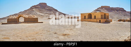 Panorama dei motivi del deserto con khaiele edifici di culto e le colline rocciose, guarnita con torri zoroastriana di silenzio - i siti per la cerimonia di sepoltura, Yaz Foto Stock