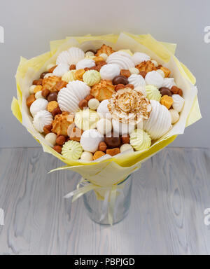 Bouquet da una varietà di prodotti dolciari come marshmallows, biscotti, caramelle, cioccolato, noci Foto Stock