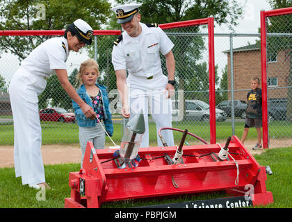 180726-N-WJ362-0080 MOORHEAD, Minn. (26 luglio 2018) Lt. Monica Killoran e Alfiere Keaton Brenneman, assegnato alla Oceanografia Naval Operations Command, aiuto Cambrie Wickham, tirare la corda per il lancio di una bottiglia di acqua la scienza del razzo il progetto presso la Minnesota State University Moorhead's College per ragazzi e adolescenti Camp, durante la Fargo Navy settimana. La Marina Ufficio di comunicazione alla Comunità utilizza la Marina programma settimana per portare i marinai della marina militare, attrezzature e visualizza per circa 14 città americane ogni anno per una settimana di calendario di impegni di outreach progettato per gli americani per sperimentare di prima mano come t Foto Stock