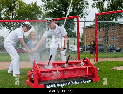 180726-N-WJ362-0081 MOORHEAD, Minn. (26 luglio 2018) Lt. Monica Killoran e Alfiere Keaton Brenneman, assegnato alla Oceanografia Naval Operations Command, aiuto Cambrie Wickham, tirare la corda per il lancio di una bottiglia di acqua la scienza del razzo il progetto presso la Minnesota State University Moorhead's College per ragazzi e adolescenti Camp durante la Fargo Navy settimana. La Marina Ufficio di comunicazione alla Comunità utilizza la Marina programma settimana per portare i marinai della marina militare, attrezzature e visualizza per circa 14 città americane ogni anno per una settimana di calendario di impegni di outreach progettato per gli americani per sperimentare di prima mano come th Foto Stock