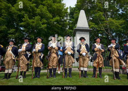 Gli uomini in uniforme militare a reinterpreta la Guerra di Indipendenza Americana, Battaglia di Lexington Green, Lexington, Middlesex County, Massachusetts, STATI UNITI D'AMERICA Foto Stock