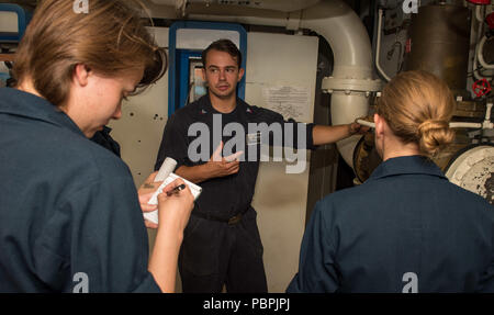 180726-N-VQ841-0011 OCEANO PACIFICO (26 luglio 2018) da bombardieri Mate 2a classe Adrien Broome treni marinai sulla rivista delle valvole di controllo degli sprinkler a bordo Nimitz-class portaerei USS Carl Vinson (CVN 70). (U.S. Foto di Marina di Massa Specialista comunicazione marinaio Ethan J. Soto/rilasciato) Foto Stock