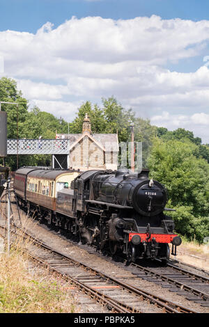 Treno a vapore lasciando la stazione Highley per Kidderminster in Severn Valley Railway, Shropshire, Inghilterra, Regno Unito Foto Stock