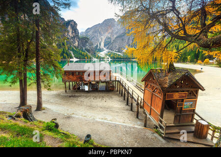 Autunno magnifico paesaggio alpino, spettacolare vecchio dock in legno casa con pier sul lago e tipiche imbarcazioni in legno, lago di Braies, Dolomiti, Italia, UE Foto Stock