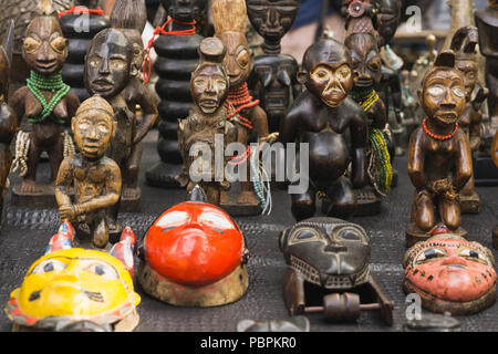 Le maschere africane in vendita - tradizionali maschere africane venduti al mercato delle pulci di Parigi, in Francia, in Europa. Foto Stock