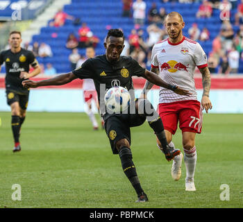 Harrison, NJ, Stati Uniti d'America. 28 Luglio, 2018. Columbus Crew defender Afful Harrison (25) batte New York Red Bulls centrocampista Daniel Royer (77) a sfera durante una sequenza di lunghezza massima MLS gioco tra il Columbus Crew SC e il New York Red Bulls in Red Bull Arena di Harrison, NJ. Mike Langish/Cal Sport Media. Credito: csm/Alamy Live News Foto Stock