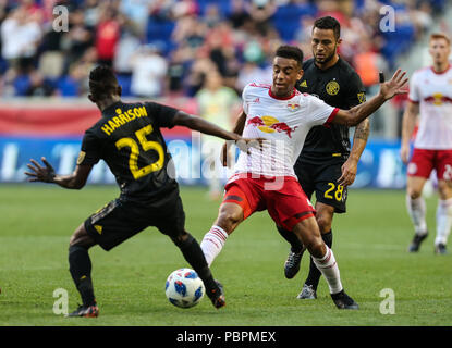 Harrison, NJ, Stati Uniti d'America. 28 Luglio, 2018. New York Red Bulls centrocampista Tyler Adams (4) tenta di aggirare il Columbus Crew defender Afful Harrison (25) durante una sequenza di lunghezza massima MLS gioco tra il Columbus Crew SC e il New York Red Bulls in Red Bull Arena di Harrison, NJ. Mike Langish/Cal Sport Media. Credito: csm/Alamy Live News Foto Stock