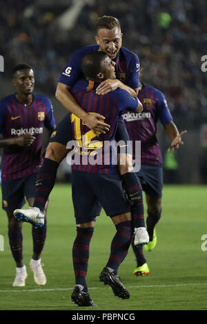 Luglio 28, 2018: Barcellona centrocampista Ivan Rakitic (4) celebra il suo obiettivo con il Barcellona Rafinha (12) del gioco tra il FC Barcelona e Tottenham Hotspur, International Champions Cup, Rose Bowl, Pasadena, CA. Stati Uniti d'America. Fotografo: Pietro Joneleit Foto Stock