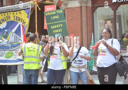 Londra, UK, 28 luglio 2018. C'è un treno in corso operatori controversia sull'uso di driver treni operati solo sui servizi di " commuters " , l'erogazione con l'uso di una guardia ha portato a lungo termine disputa con la logistica e gestione . ferrovia e trasporto marittimo funzionari dell'Unione hanno lottato con la salute e la sicurezza di marcia del treno e dialy perdendo le protezioni per motivi di costo ha dimostrato di essere inefficace . Credito: Philip Robins/Alamy Live News Foto Stock