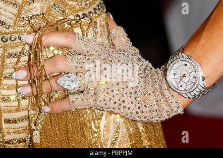 Las Vegas NV - 28 Luglio 2016: un uomo in un Elvis Presley fancy dress è  gesticolando a passanti nella parte anteriore di un casinò di Las Vegas'  Freemont Street Foto stock - Alamy