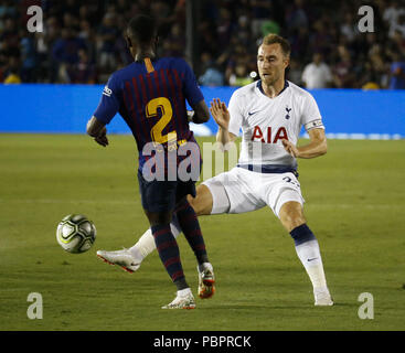 Los Angeles, California, USA. 28 Luglio, 2018. Tottenham Hotspur il centrocampista Christian Eriksen (23) e FC Barcellona il Nelson Semedo (2) in azioni durante la International Champions Cup match sulla luglio 28, 2018 a Pasadena, in California. Barcellona ha vinto 5-3 su rigori dopo che la partita è stata legata 2-2 nel regolamento. Credito: Ringo Chiu/ZUMA filo/Alamy Live News Foto Stock